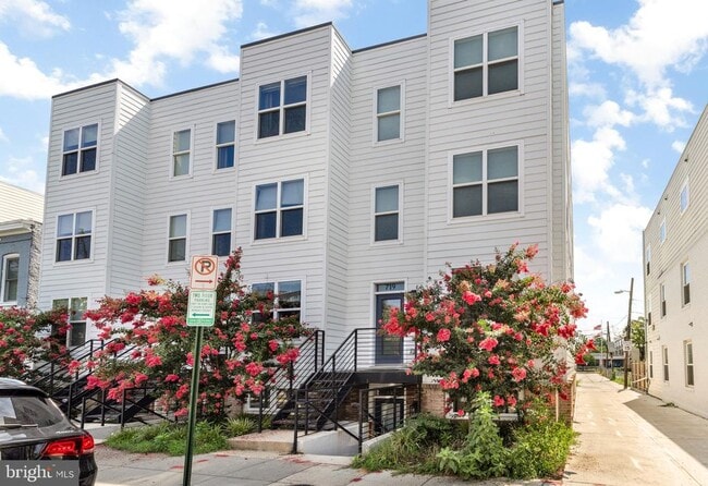 Building Photo - 719 18th St NE Unit 719-1 Rental