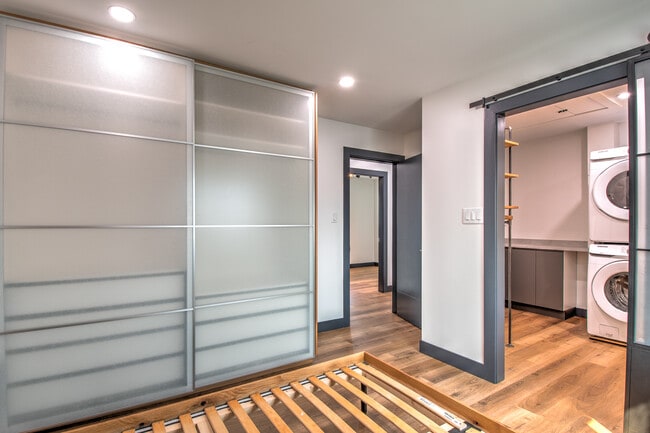 Photo - 2457-2415 15 St