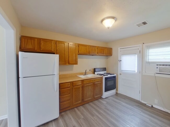 Photo - 1548 N Pinecrest Ave