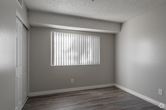 2BR, 2BA - 850SF
