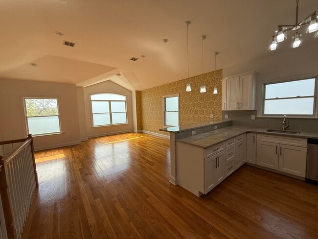 Building Photo - 398 Cator Ave Unit 2