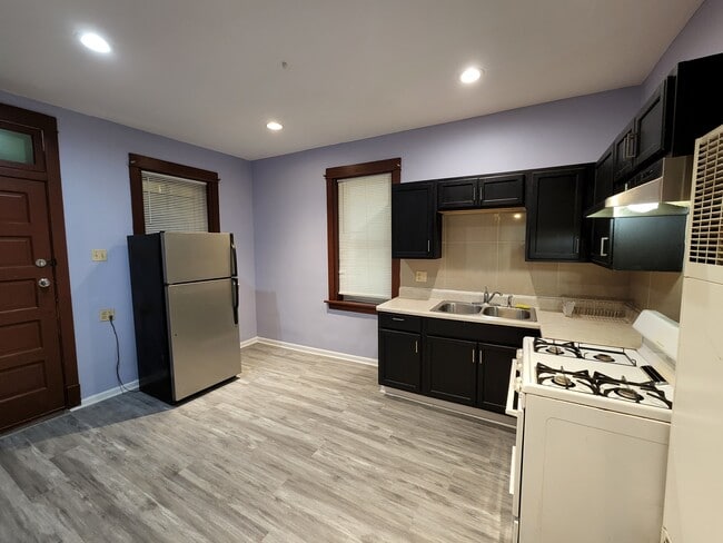 kitchen - 4539 S Albany Ave