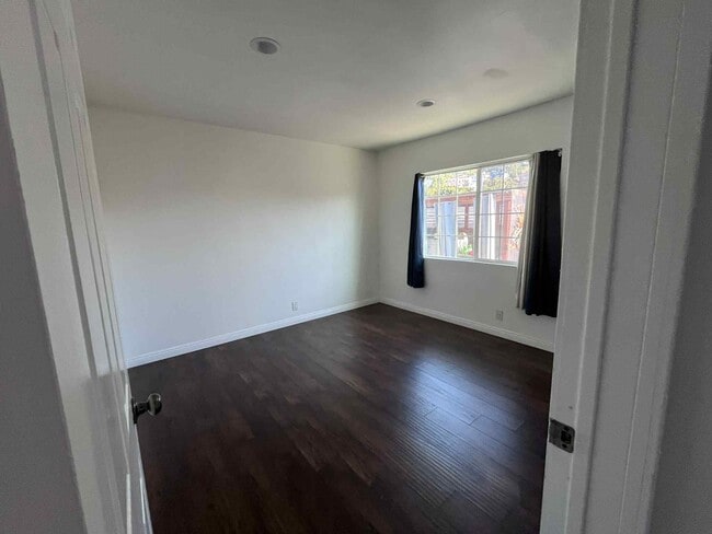 Photo - 3552 Whiteside St