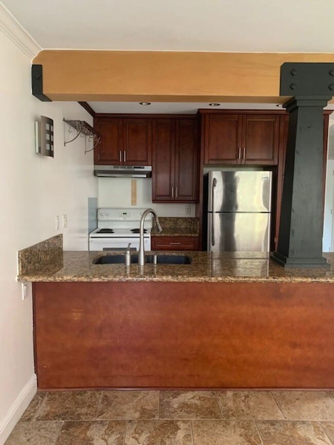 Photo - 1bd/1ba Lower, corner unit. Steps from BBQ area and laundry facilities.  Water/Sewer/Trash included! Unidad 13