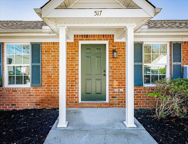 Photo - 517 Edgecliff Ln