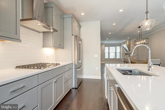10326 Grosvenor Pl