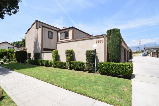 Building Photo - 1295 Elm Ave Unit 1