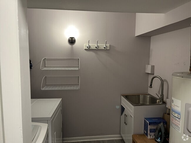 Building Photo - 13 W Hill St Rental