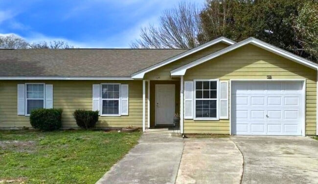 Building Photo - Prime Location! 4-Bedroom Home with Fenced...