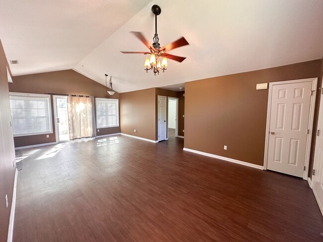 Photo - Stunning, pet friendly townhouse located i...