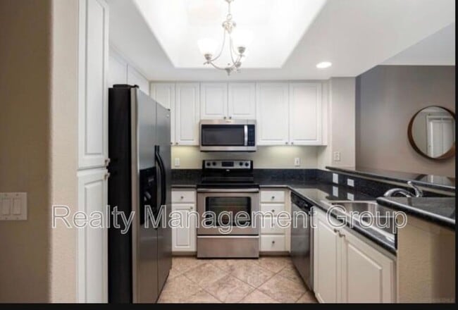 Building Photo - 9253 Regents Rd Unit A107