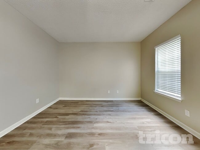 Photo - 1099 Sugarcreek Way