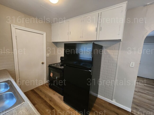 Photo - $950 - 3 bedroom / 1 bathroom - Single Fam...