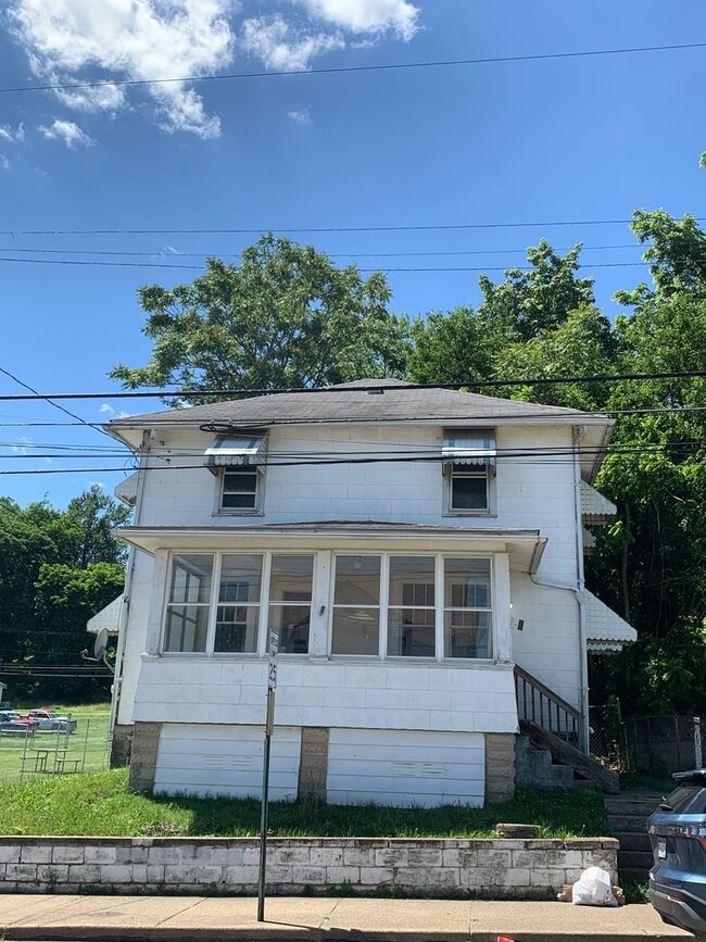 Building Photo - Large 3 bedroom house with fenced in backyard