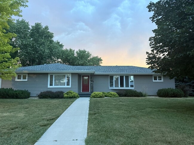 Building Photo - 2 Bed 2 Bath in Duplex for 55 or older ten... Rental