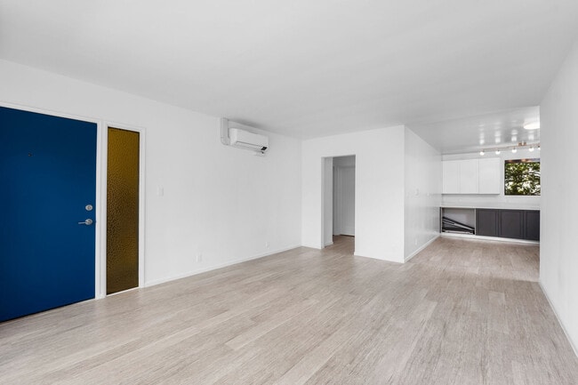 Photo - 2033 N Beachwood Drive Apartments