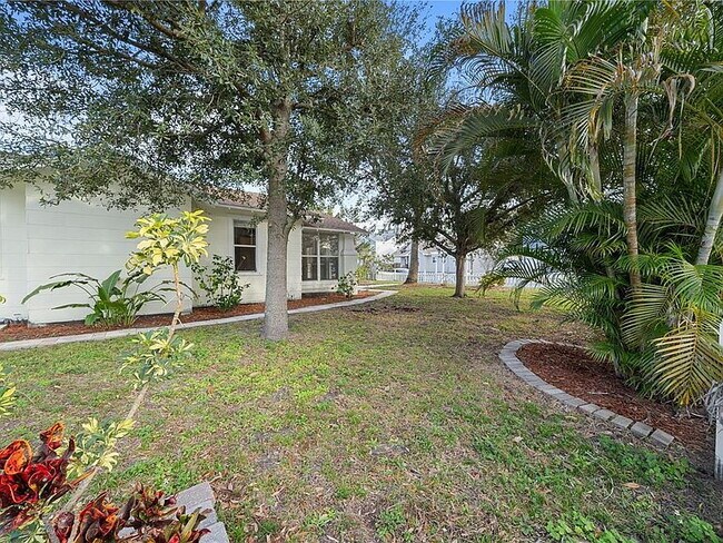 Photo - "Charming 3-Bed Oasis in Tampa with 2 Full Baths & 1650 Sq Ft of Comfort!"