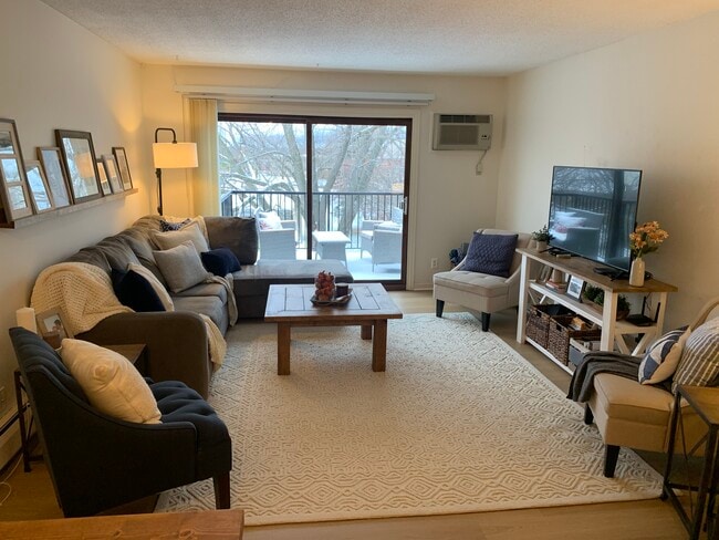 Living Room to walkout - 2800 Hillsboro Ave N Unidad 316 Rental