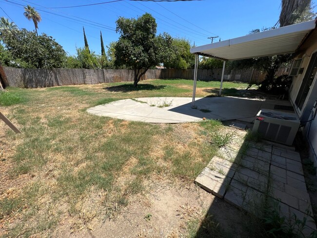 4 bedroom 2 bath, fenced yard w/ fruit tr... - 4 bedroom 2 bath,  fenced yard w/ fruit tr... Casa