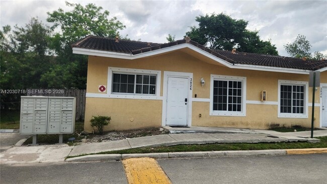 Building Photo - 3826 SW 48th Ave Unit 3826