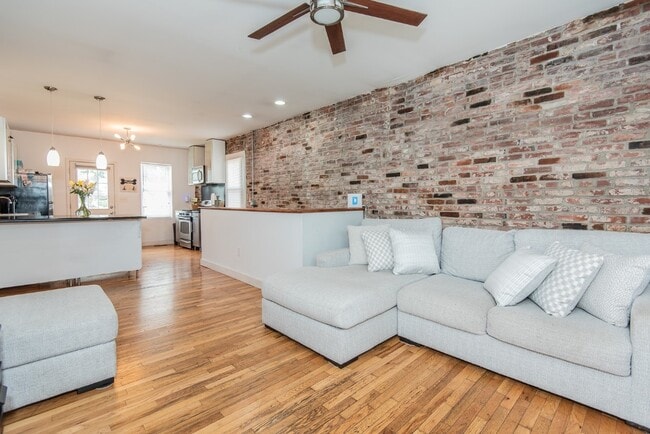 Photo - 4048 Walsh St