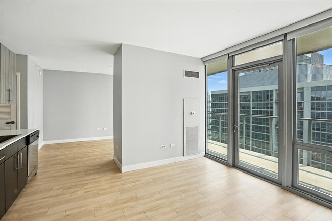 Photo - 326 E Wacker Dr