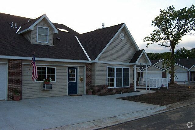 Building Photo - Silver Oaks Townhomes