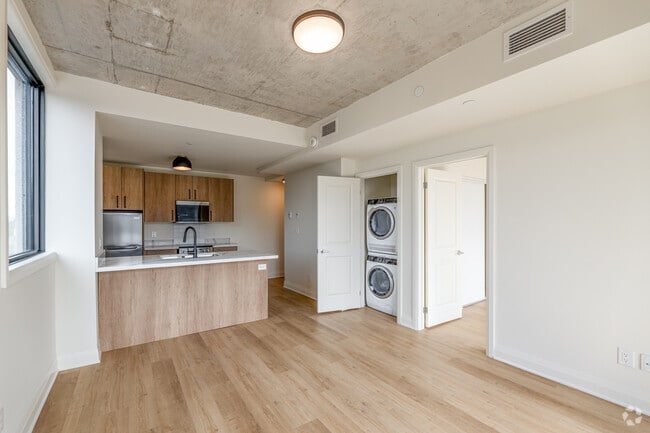 1BR, 1BA - 644SF - Salon - 11 Robert