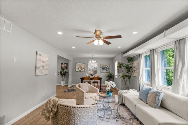 Photo - 2300 W Holly St