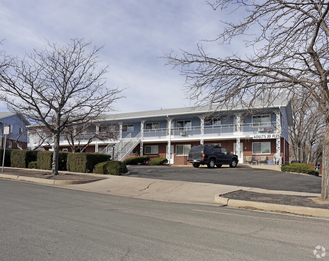 Colonial Manor Apartments - Colonial Manor Apartments