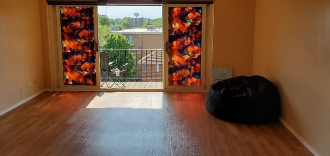 Sala de estar mirando al oeste - 215 Marengo Ave Unidad 6F