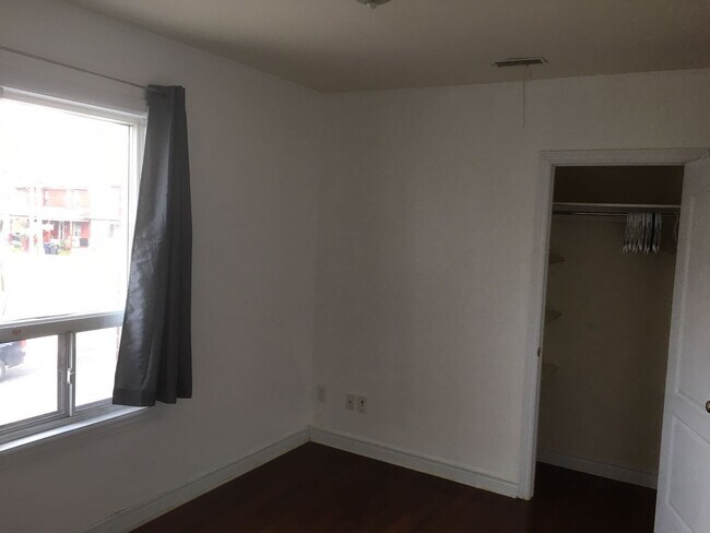 Photo - 1230 Dufferin St Unit #2