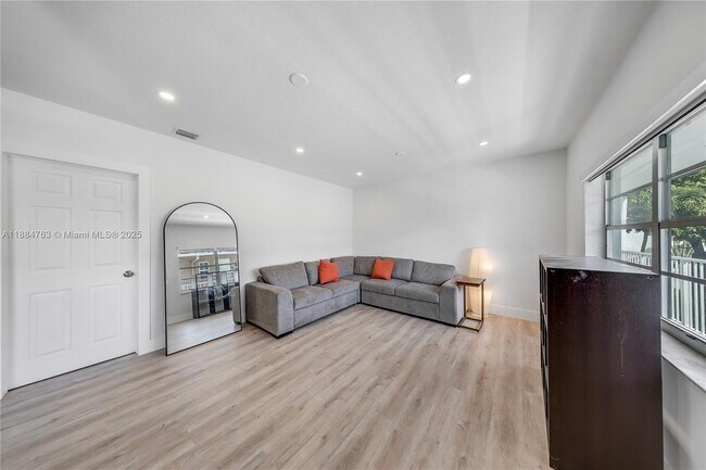 Photo - 2464 SW 22nd St Unidad 5 Rental