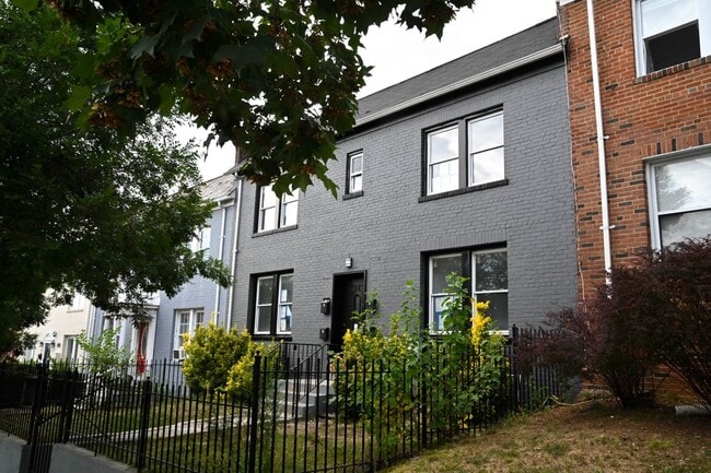 Building Photo - 1230 Penn St NE Rental