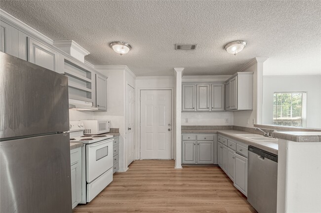 Building Photo - 112 Varsity Dr