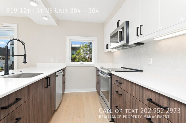 Building Photo - 919 12th St NE Unit 304