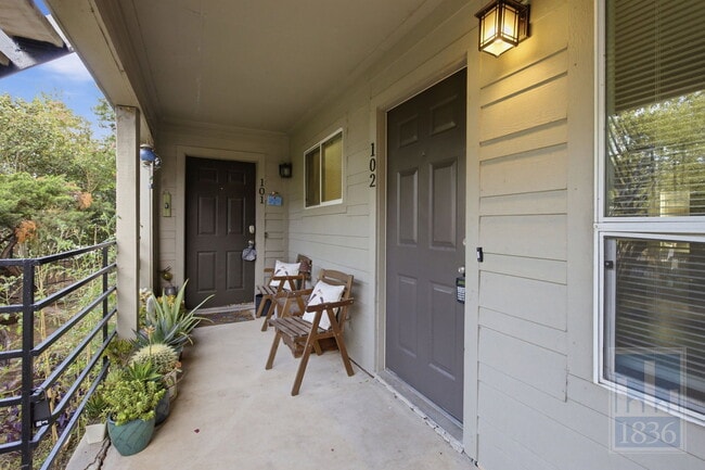 Building Photo - 1514 Parker Ln Unit Apartment 102