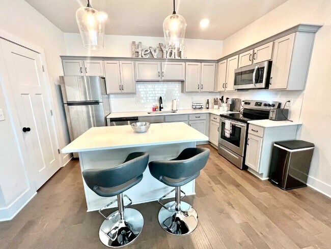 Photo - 450 Glastonbury Rd Townhome