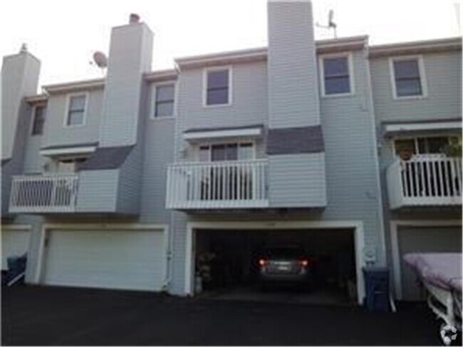 Building Photo - 1730 Merrimac Ln N Rental