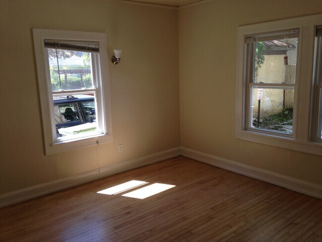 Photo - 1830-32 E Kenwood Blvd Unit Lower 1832