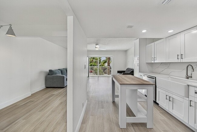 Building Photo - 2900 NE 30th St Unit 3D