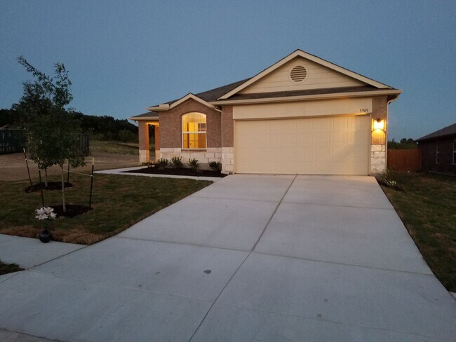 Photo - Amazing 4 bed, 2 bath Dell Valley - Tiermo...