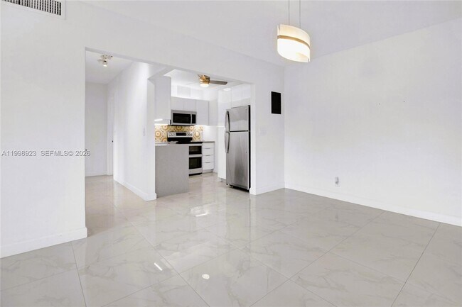 Photo - 2230 NE 56th Pl Unidad 227