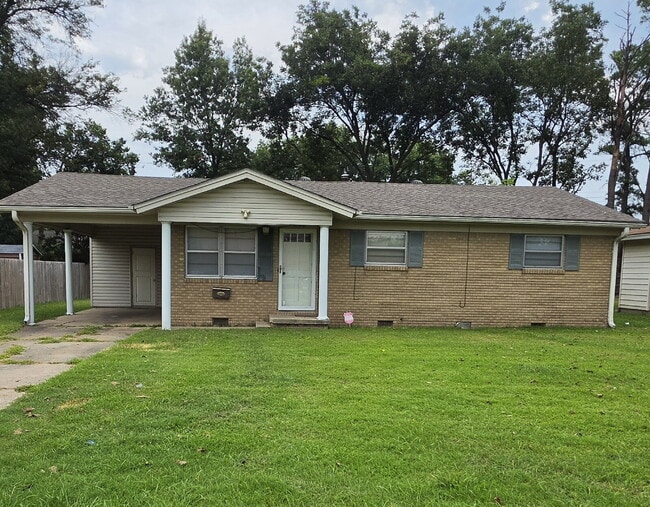 Building Photo - Recently Renovated - 3 Bedroom 2 Bath Home!