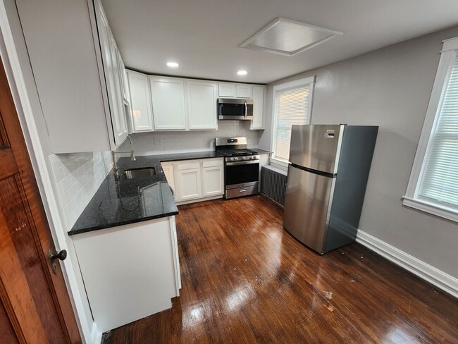 Building Photo - 301 Folcroft St Unit 2