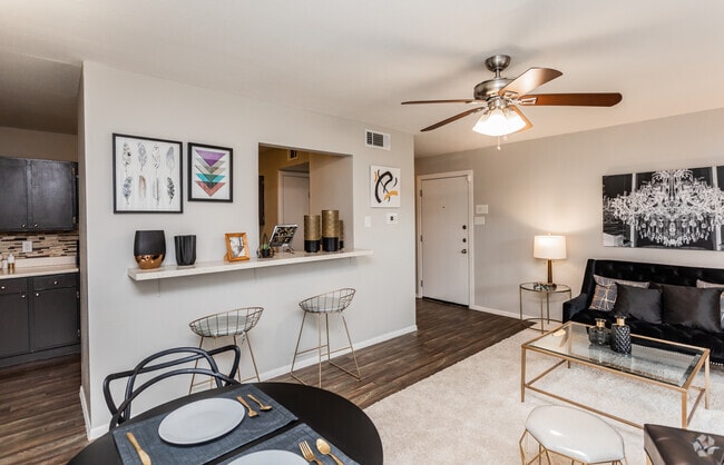 1BR, 1BA - 689SF Living Room