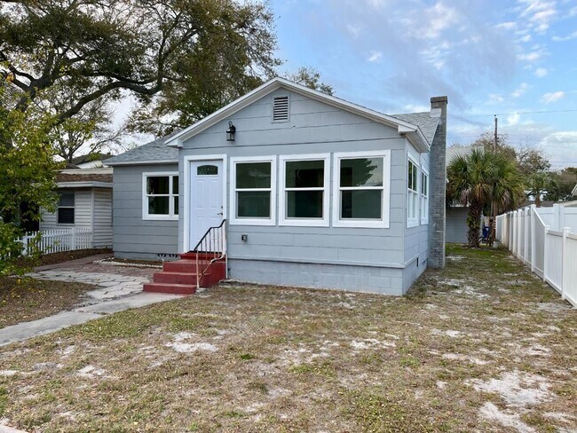 Beautifully remodeled 2/1 home in the hear... - Beautifully remodeled 2/1 home in the hear...