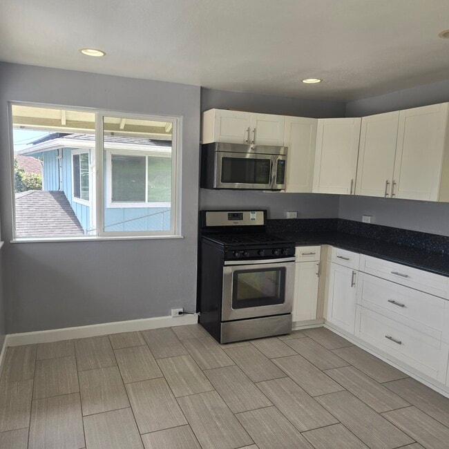 Building Photo - 1720 Palolo Ave