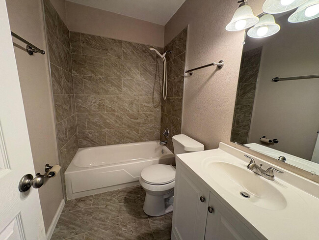 Bath - 3681 Michigan Ave Unit D