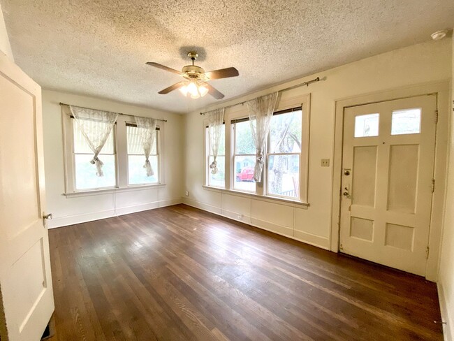 Photo - Vintage 1 Bedroom + Study Walking Distant to UT